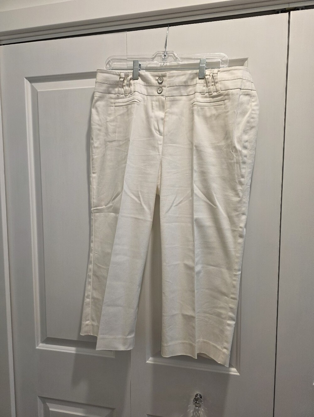Larry Levine White Cropped Pants.  They Have A Nice Sheen To Them.